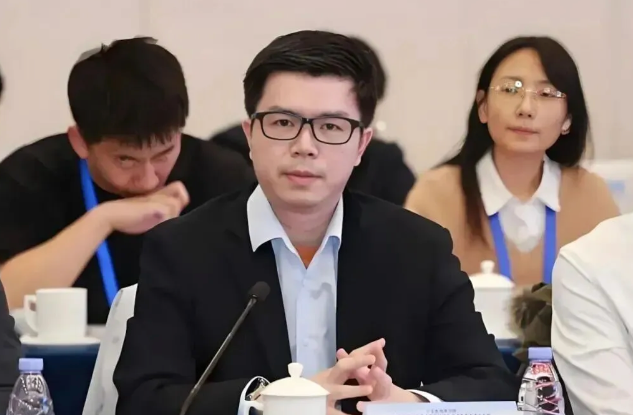 继智元控股上纬新材，七腾再入胜通：机器人独角兽为何抢着买上市公司？